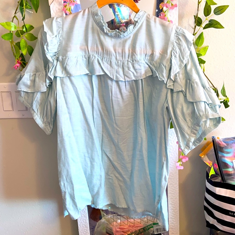 NWT LOFT DELICATE RUFFLE LIGHT BLUE CHAMBRAY TOP SZ M NEVER WORN🪻🪺🌻🪁🩵🌷